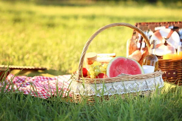 Корзина Вкусной Едой Напитками Романтического Пикника Парке — стоковое фото