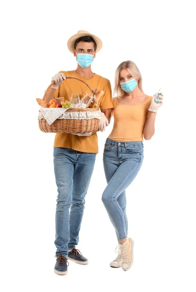 Jong Paar Met Beschermende Maskers Voedsel Voor Picknick Mand Witte — Stockfoto