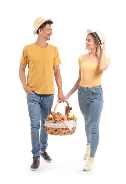 Casal Jovem Com Comida Para Piquenique Cesta Fundo Branco — Fotografia de Stock