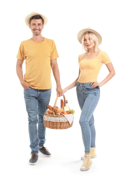Jong Paar Met Voedsel Voor Picknick Mand Witte Achtergrond — Stockfoto