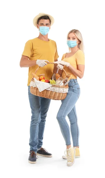 Jong Paar Met Beschermende Maskers Voedsel Voor Picknick Mand Witte — Stockfoto
