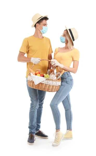 Jong Paar Met Beschermende Maskers Voedsel Voor Picknick Mand Witte — Stockfoto