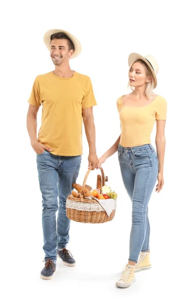 Junges Paar Mit Picknick Essen Korb Auf Weißem Hintergrund — Stockfoto