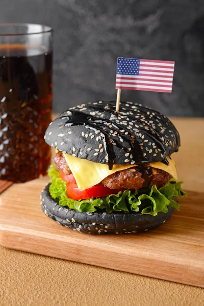 Tasty Burger Black Bun Cola Drink Table — Stock Photo, Image