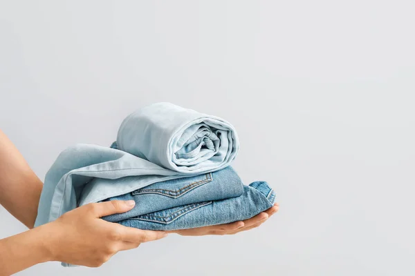 Mãos Femininas Com Calças Jeans Elegantes Fundo Cinza — Fotografia de Stock