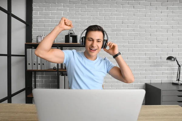 Happy Man Headphones Laptop Working Office — Stock Photo, Image