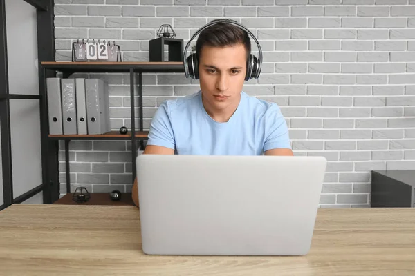 Homem Com Fones Ouvido Laptop Trabalhando Escritório — Fotografia de Stock