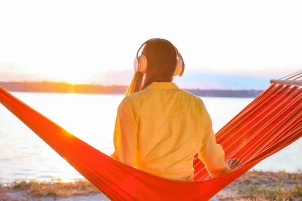 Young Woman Listening Music While Relaxing Hammock Outdoors — Stock Photo, Image