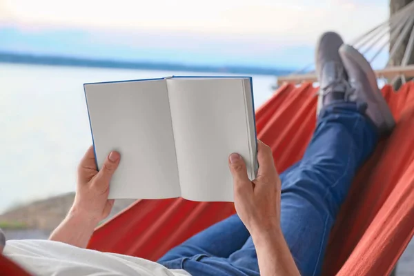 Jongeman Lezen Boek Tijdens Het Ontspannen Hangmat Buiten — Stockfoto