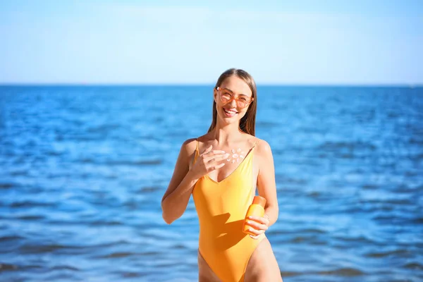 Beautiful Young Woman Applying Sunscreen Cream Sea Beach — Stock Photo, Image