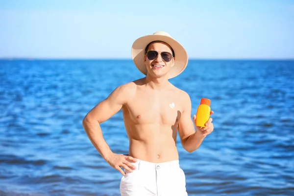 Jovem Bonito Com Creme Protetor Solar Praia Mar — Fotografia de Stock