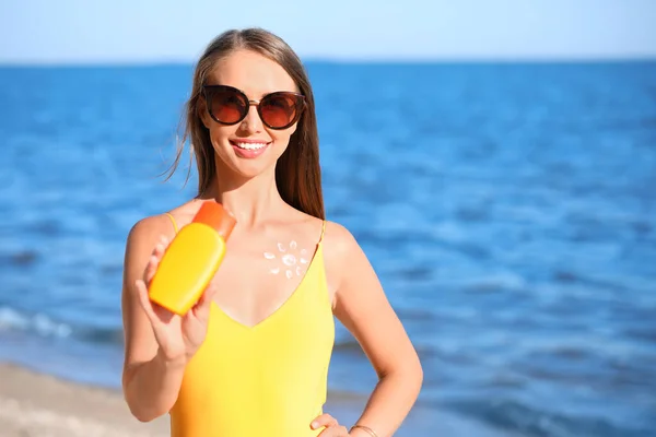 Красива Молода Жінка Сонцезахисним Кремом Морському Пляжі — стокове фото
