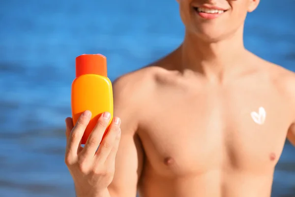 Joven Guapo Con Crema Protector Solar Playa Mar —  Fotos de Stock