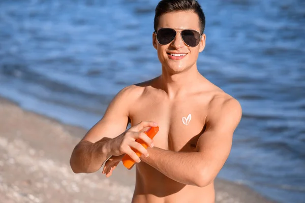 Handsome Young Man Applying Sunscreen Cream Sea Beach — Stock Photo, Image