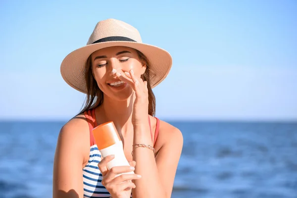 Красива Молода Жінка Застосовує Сонцезахисний Крем Морському Пляжі — стокове фото