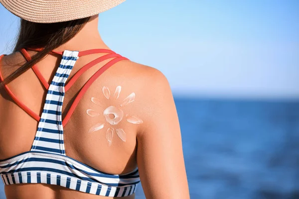 Mulher Bonita Aplicando Protetor Solar Creme Praia Mar — Fotografia de Stock