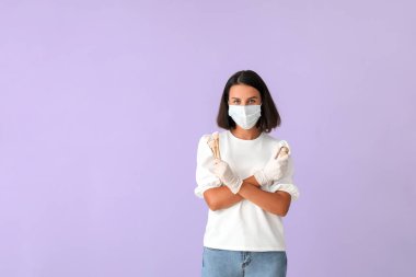 Arka planda tıbbi maske takan bir kadın makyöz. Coronavirüs salgını