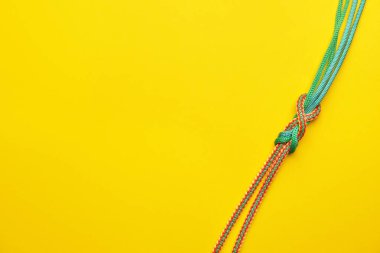 Renk arkaplanında düğüm olan ipler