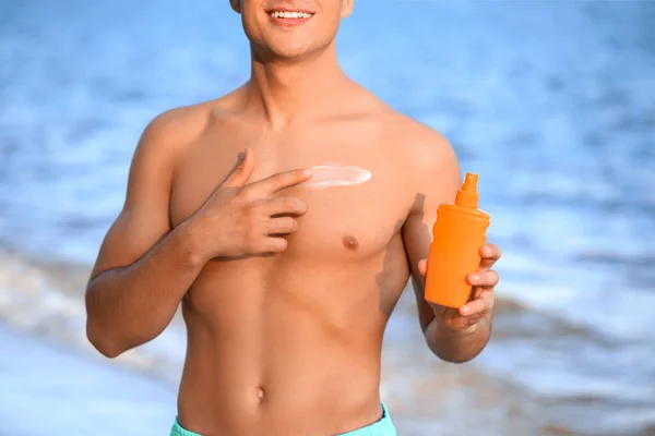 Handsome Young Man Applying Sunscreen Cream Sea Beach — Stock Photo, Image