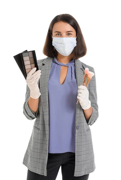 身穿白色背景的医用面罩的女性化妆师 Coronavirus流行病 — 图库照片