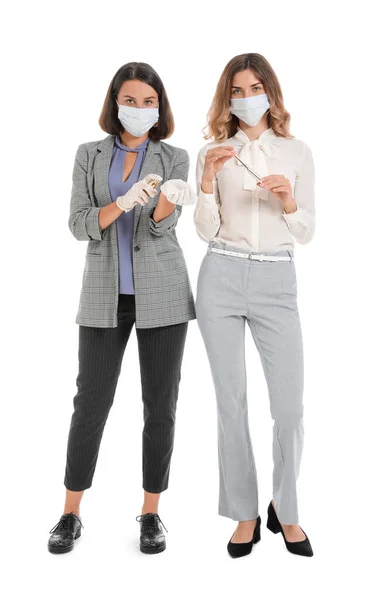 身穿白色背景的医用口罩的女性化妆艺术家 Coronavirus流行病 — 图库照片