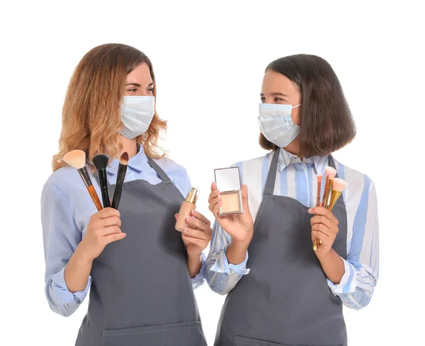 Artistas Maquiagem Feminina Usando Máscaras Médicas Fundo Branco Epidemia Coronavírus — Fotografia de Stock