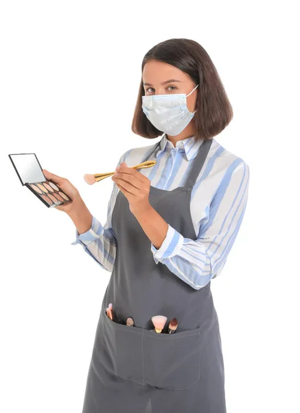 身穿白色背景的医用面罩的女性化妆师 Coronavirus流行病 — 图库照片