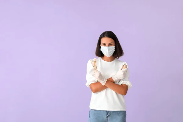 Artista Maquiagem Feminina Usando Máscara Médica Fundo Cor Epidemia Coronavírus — Fotografia de Stock