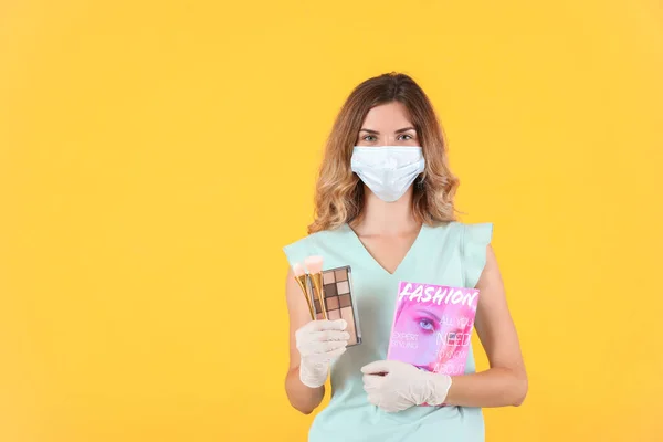 Female Makeup Artist Wearing Medical Mask Color Background Coronavirus Epidemic — Stock Photo, Image