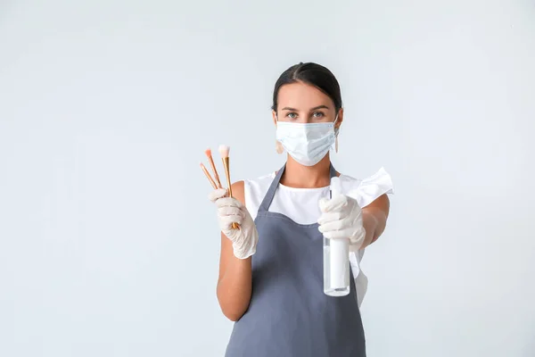 Female Makeup Artist Wearing Medical Mask Light Background Coronavirus Epidemic — Stock Photo, Image