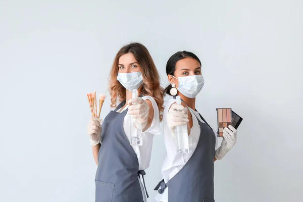 Kvindelige Makeup Kunstnere Iført Medicinske Masker Lys Baggrund Coronavirus Epidemien - Stock-foto