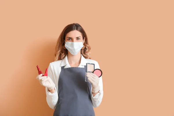 Female Makeup Artist Wearing Medical Mask Color Background Coronavirus Epidemic — Stock Photo, Image