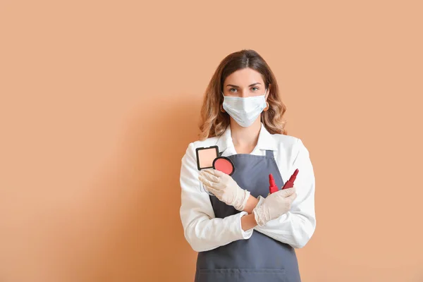 Female Makeup Artist Wearing Medical Mask Color Background Coronavirus Epidemic — Stock Photo, Image