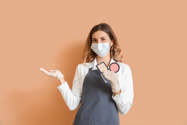 Artista Maquillaje Femenino Con Máscara Médica Que Muestra Algo Fondo — Foto de Stock