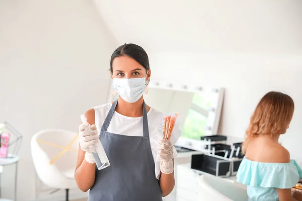 Female Makeup Artist Wearing Medical Mask Salon Coronavirus Epidemic — Stock Photo, Image