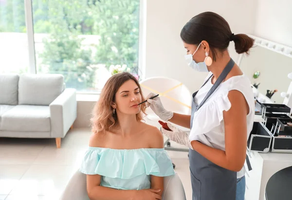 Vrouwelijke Make Kunstenaar Werkt Met Klant Salon Tijdens Coronavirus Epidemie — Stockfoto