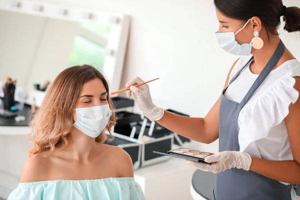 大肠病毒流行期间 女性化妆师在沙龙与客户一起工作 — 图库照片