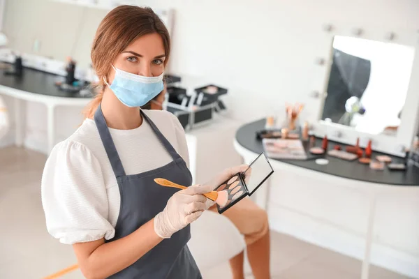 Artista Maquillaje Femenina Con Máscara Médica Salón Durante Epidemia Coronavirus — Foto de Stock