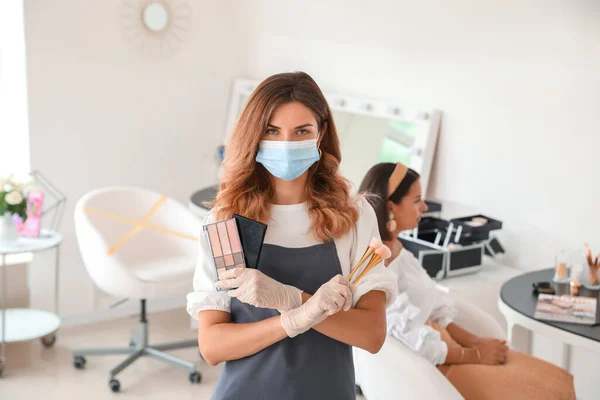 Maskenbildnerin Trägt Bei Coronavirus Epidemie Medizinische Maske Salon — Stockfoto