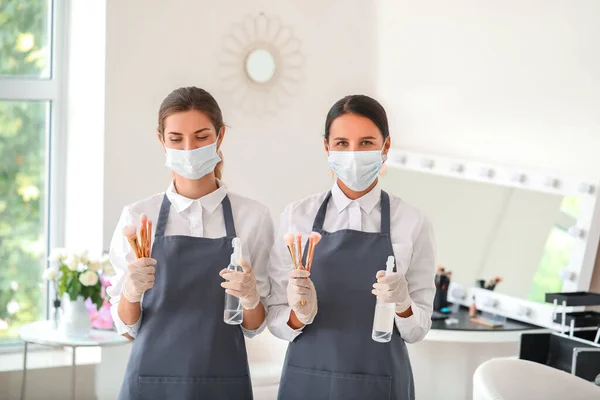 Female Makeup Artists Wearing Medical Masks Salon Coronavirus Epidemic — Stock Photo, Image