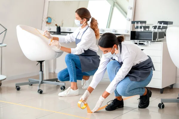 Artistas Maquilladoras Aplicando Una Cinta Marcado Salón Durante Epidemia Coronavirus — Foto de Stock