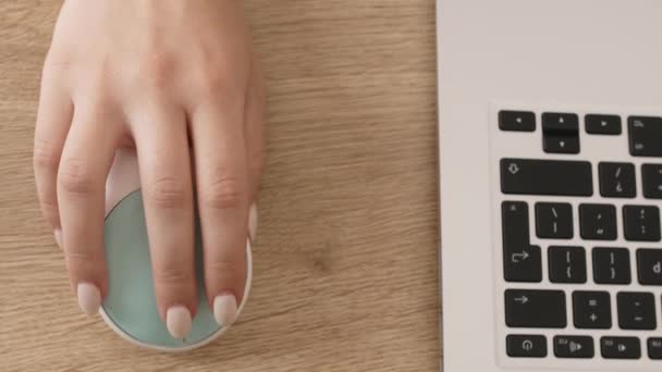 Femeia Folosind Mouse Timp Lucrează Calculator Masă Closeup — Videoclip de stoc
