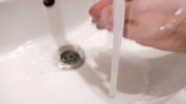 Banyoda ellerini yıkayan adam, yakın plan.