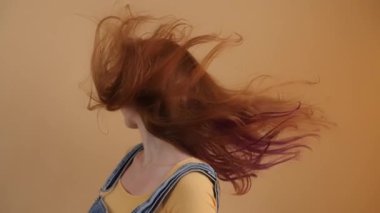 Renkli arka planda güzel kızıl saçlı kadın.