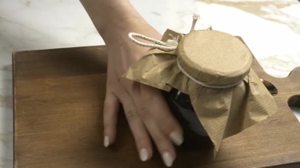 Masadaki Kavanozda Çilek Reçeli Açılıyor — Stok video