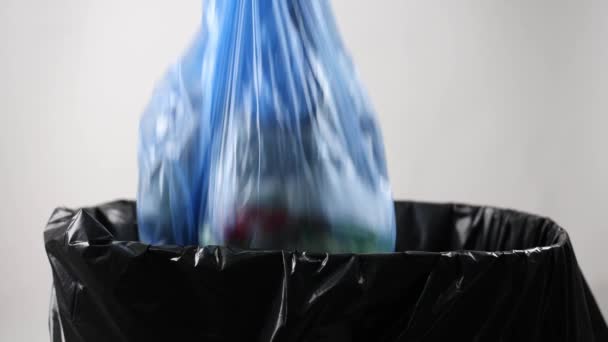 Işık Arkaplanındaki Çöp Kutusuna Çöp Atmak — Stok video