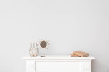 Modern oturma odasında şık bir şömine.