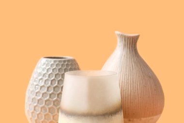 Renkli arkaplanda güzel vazolar