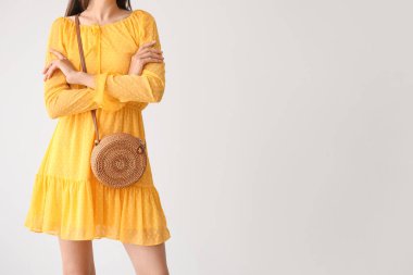 Hasır çantalı güzel bir genç kadın.