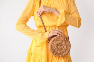 Hasır çantalı güzel bir genç kadın.